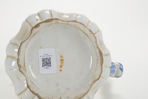 Versatoio in maiolica, Italia, XX secolo  - Asta Antiquariato - Associazione Nazionale - Case d'Asta italiane