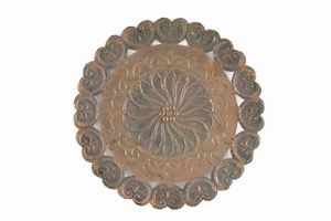 Insieme di grande vassoio da parata in rame sbalzato e traforato e altro vassoio inciso  - Asta Antiquariato - Associazione Nazionale - Case d'Asta italiane