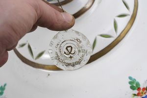 Coppia di lampadari con diffusori in vetro lattimo e colorato  - Asta Antiquariato - Associazione Nazionale - Case d'Asta italiane