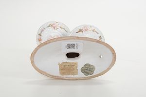 Candeliere in ceramica policroma a due braccia  - Asta Antiquariato - Associazione Nazionale - Case d'Asta italiane