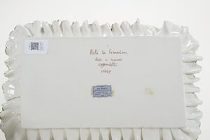 Lotto di ceramiche composto da un vassoio, un vaso, una zuppiera  - Asta Antiquariato - Associazione Nazionale - Case d'Asta italiane