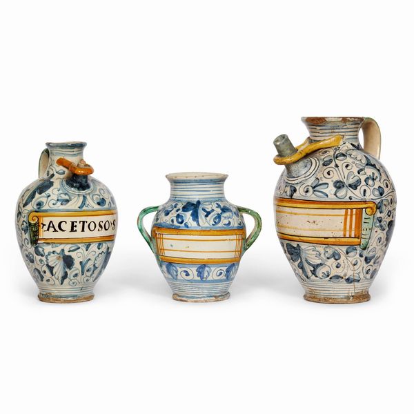 ORCIOLO E DUE VERSATOI, MONTELUPO, PRIMA METÀ SECOLO XVII  - Asta CERAMICA. MAIOLICHE E PORCELLANE DAL RINASCIMENTO ALL'OTTOCENTO - Associazione Nazionale - Case d'Asta italiane