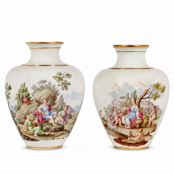 DUE GRANDI VASI, SPAGNA, MANIFATTURA DI BUEN RETIRO, 1770 CIRCA  - Asta CERAMICA. MAIOLICHE E PORCELLANE DAL RINASCIMENTO ALL'OTTOCENTO - Associazione Nazionale - Case d'Asta italiane