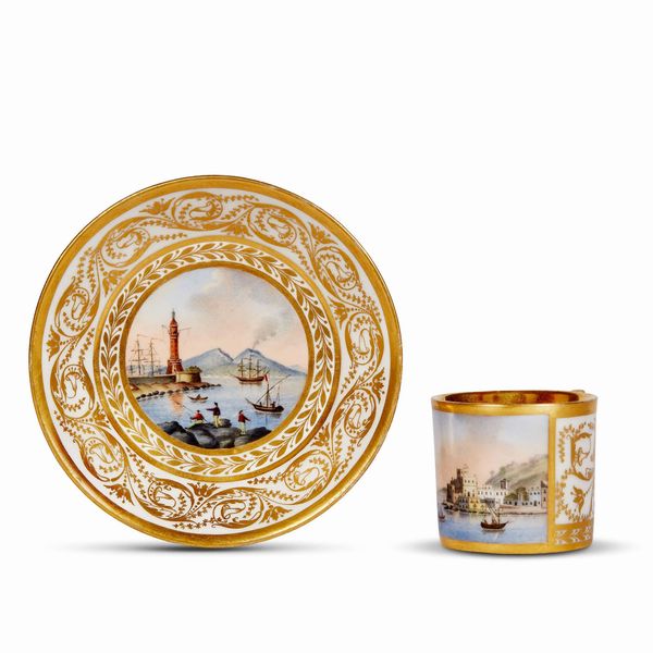 TAZZA CON PIATTINO, NAPOLI, REAL FABBRICA FERDINANDEA, 1785 CIRCA  - Asta CERAMICA. MAIOLICHE E PORCELLANE DAL RINASCIMENTO ALL'OTTOCENTO - Associazione Nazionale - Case d'Asta italiane