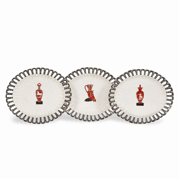 TRE VASSOI, NAPOLI, MANIFATTURA FERDINANDO DEL VECCHIO, 1820 CIRCA  - Asta CERAMICA. MAIOLICHE E PORCELLANE DAL RINASCIMENTO ALL'OTTOCENTO - Associazione Nazionale - Case d'Asta italiane