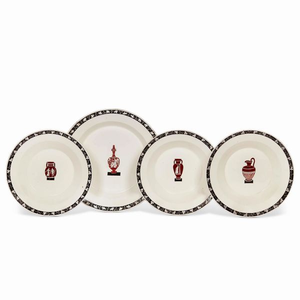 VASSOIO CIRCOLARE E TRE PIATTI, NAPOLI, MANIFATTURA FERDINANDO DEL VECCHIO, 1820 CIRCA  - Asta CERAMICA. MAIOLICHE E PORCELLANE DAL RINASCIMENTO ALL'OTTOCENTO - Associazione Nazionale - Case d'Asta italiane