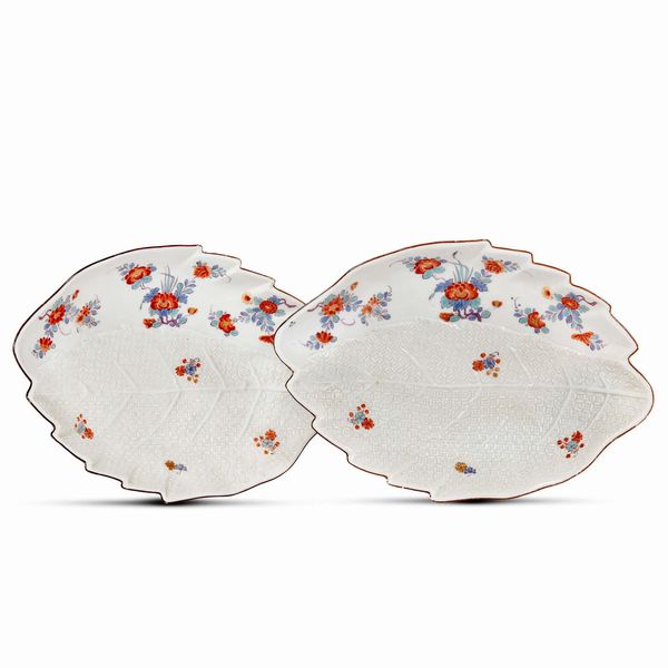 COPPIA DI PIATTI A FOGLIA, MANIFATTURA DI MEISSEN, 1730 CIRCA  - Asta CERAMICA. MAIOLICHE E PORCELLANE DAL RINASCIMENTO ALL'OTTOCENTO - Associazione Nazionale - Case d'Asta italiane