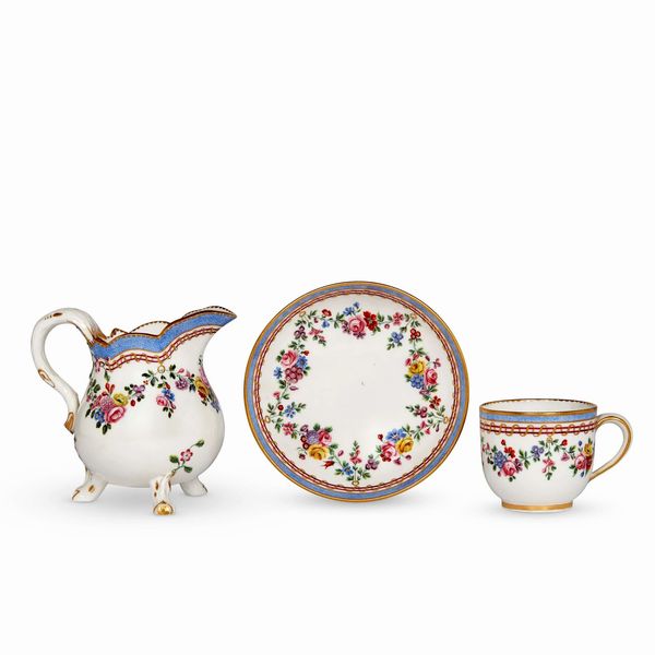 LATTIERA E TAZZINA CON PIATTINO, MANIFATTURA DI S�VRES, 1769  - Asta CERAMICA. MAIOLICHE E PORCELLANE DAL RINASCIMENTO ALL'OTTOCENTO - Associazione Nazionale - Case d'Asta italiane