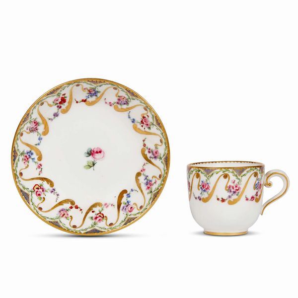 TAZZINA CON PIATTINO, MANIFATTURA DI SVRES, 1740-1756  - Asta CERAMICA. MAIOLICHE E PORCELLANE DAL RINASCIMENTO ALL'OTTOCENTO - Associazione Nazionale - Case d'Asta italiane