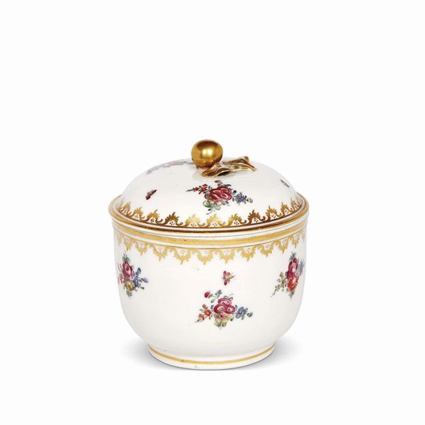 ZUCCHERIERA CON COPERCHIO, FRANCIA, SECOLO XVIII  - Asta CERAMICA. MAIOLICHE E PORCELLANE DAL RINASCIMENTO ALL'OTTOCENTO - Associazione Nazionale - Case d'Asta italiane
