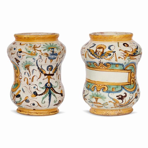 COPPIA DI ALBARELLI, MONTELUPO, METÀ SECOLO XVII  - Asta CERAMICA. MAIOLICHE E PORCELLANE DAL RINASCIMENTO ALL'OTTOCENTO - Associazione Nazionale - Case d'Asta italiane