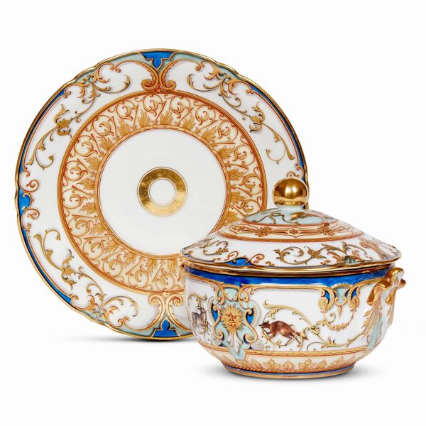 TAZZA DA BRODO CON COPERCHIO E PIATTO, GERMANIA, SECOLO XX  - Asta CERAMICA. MAIOLICHE E PORCELLANE DAL RINASCIMENTO ALL'OTTOCENTO - Associazione Nazionale - Case d'Asta italiane