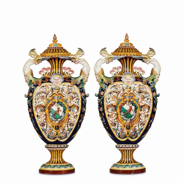 COPPIA DI GRANDI VASI STEMMATI, FAENZA, MANIFATTURA FARINA, 1885  - Asta CERAMICA. MAIOLICHE E PORCELLANE DAL RINASCIMENTO ALL'OTTOCENTO - Associazione Nazionale - Case d'Asta italiane