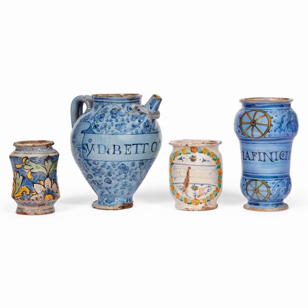 ASSORTIMENTO DI VASI DA FARMACIA, ITALIA CENTRALE E MERIDIONALE, SECOLI XVII/XVIII  - Asta CERAMICA. MAIOLICHE E PORCELLANE DAL RINASCIMENTO ALL'OTTOCENTO - Associazione Nazionale - Case d'Asta italiane