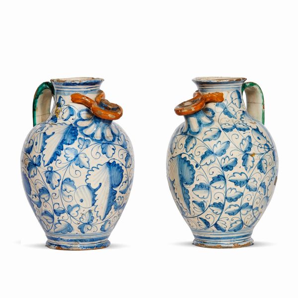 COPPIA DI VERSATOI, MONTELUPO, SECONDA METÀ SECOLO XVI  - Asta CERAMICA. MAIOLICHE E PORCELLANE DAL RINASCIMENTO ALL'OTTOCENTO - Associazione Nazionale - Case d'Asta italiane