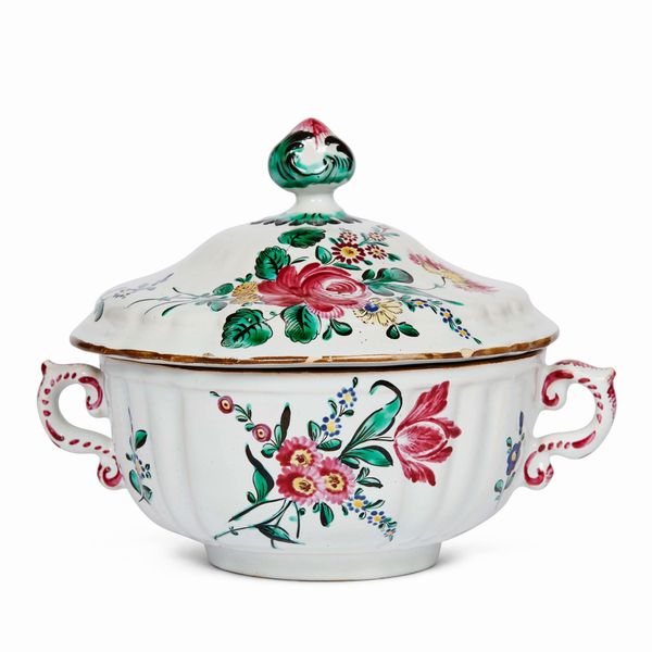 TAZZA DA BRODO CON COPERCHIO, PESARO, MANIFATTURA DI CASALI CALLIGARI, FINE SECOLO XVIII  - Asta CERAMICA. MAIOLICHE E PORCELLANE DAL RINASCIMENTO ALL'OTTOCENTO - Associazione Nazionale - Case d'Asta italiane