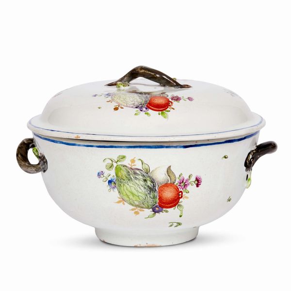 PICCOLA ZUPPIERA CON COPERCHIO, MARSIGLIA (?), SECOLO XVIII  - Asta CERAMICA. MAIOLICHE E PORCELLANE DAL RINASCIMENTO ALL'OTTOCENTO - Associazione Nazionale - Case d'Asta italiane