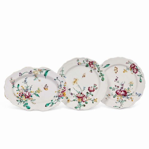 VASSOIO E DUE PIATTI, STRASBURGO, SECONDA METÀ SECOLO XVIII  - Asta CERAMICA. MAIOLICHE E PORCELLANE DAL RINASCIMENTO ALL'OTTOCENTO - Associazione Nazionale - Case d'Asta italiane