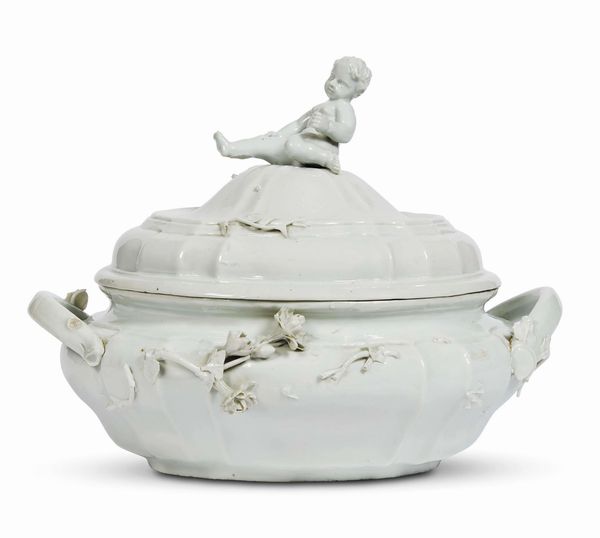 ZUPPIERA, DOCCIA, MANIFATTURA GINORI, 1760 CIRCA  - Asta CERAMICA. MAIOLICHE E PORCELLANE DAL RINASCIMENTO ALL'OTTOCENTO - Associazione Nazionale - Case d'Asta italiane