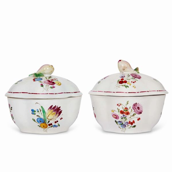 COPPIA DI ZUCCHERIERE, DOCCIA, MANIFATTURA GINORI, FINE SECOLO XVIII  - Asta CERAMICA. MAIOLICHE E PORCELLANE DAL RINASCIMENTO ALL'OTTOCENTO - Associazione Nazionale - Case d'Asta italiane