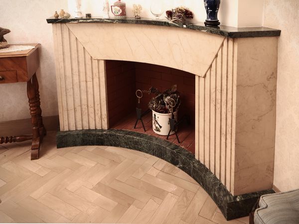 Camino curvilineo in marmo  - Asta La casa moderna - Associazione Nazionale - Case d'Asta italiane