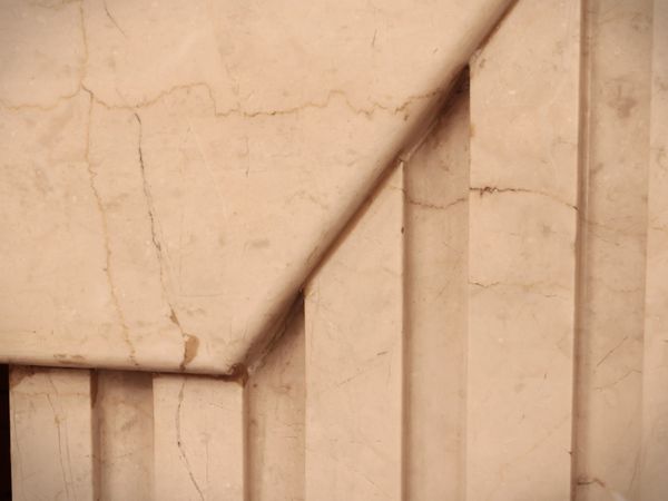 Camino curvilineo in marmo  - Asta La casa moderna - Associazione Nazionale - Case d'Asta italiane