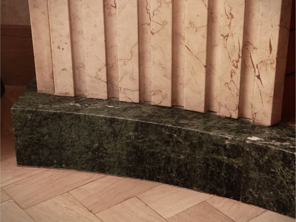 Camino curvilineo in marmo  - Asta La casa moderna - Associazione Nazionale - Case d'Asta italiane