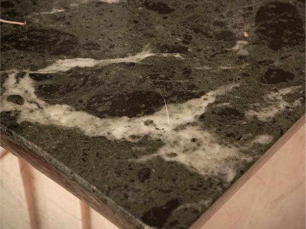 Camino curvilineo in marmo  - Asta La casa moderna - Associazione Nazionale - Case d'Asta italiane