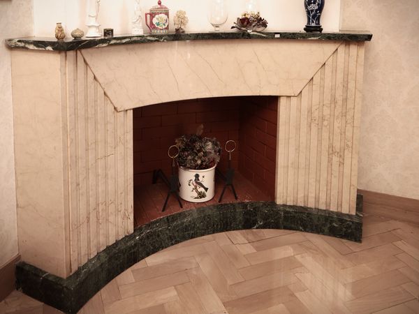 Camino curvilineo in marmo  - Asta La casa moderna - Associazione Nazionale - Case d'Asta italiane