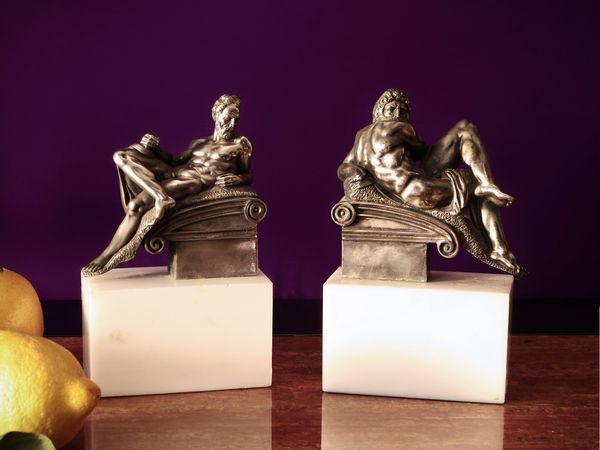 Coppia di fermalibri in metallo argentato  - Asta La casa moderna - Associazione Nazionale - Case d'Asta italiane