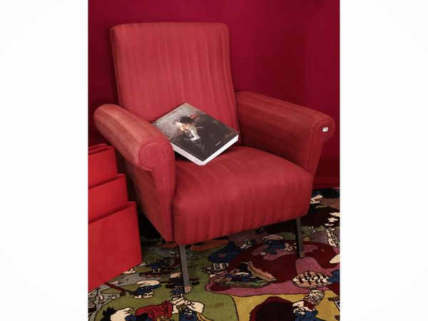 Coppia di poltroncine imbottite in tessuto rosso  - Asta La casa moderna - Associazione Nazionale - Case d'Asta italiane