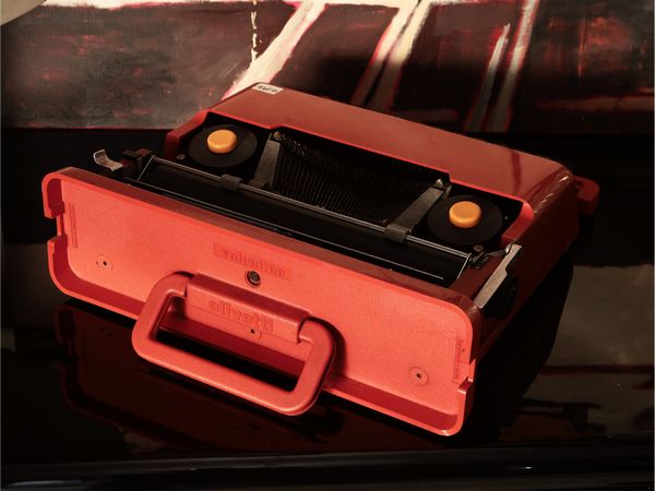 Macchina da scrivere Valentine, Ettore Sottsass per Olivetti  - Asta La casa moderna - Associazione Nazionale - Case d'Asta italiane