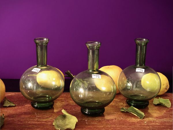 Serie di tre vasi a boccia in vetro verde di Empoli  - Asta La casa moderna - Associazione Nazionale - Case d'Asta italiane