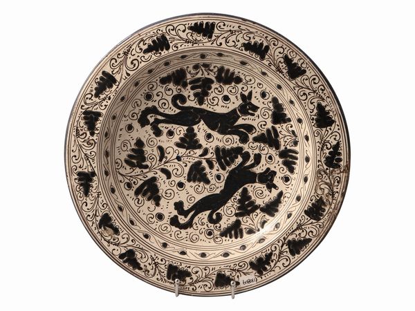 Piatto da parata in ceramica smaltata  - Asta La casa moderna - Associazione Nazionale - Case d'Asta italiane