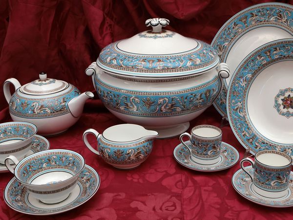 Servizio di piatti in porcellana, decoro Florentine, Wedgwood  - Asta La casa moderna - Associazione Nazionale - Case d'Asta italiane
