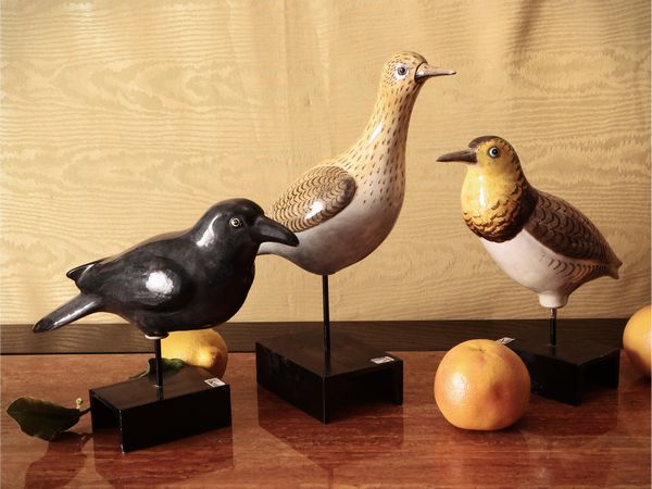 Serie di tre volatili in ceramica policroma  - Asta La casa moderna - Associazione Nazionale - Case d'Asta italiane
