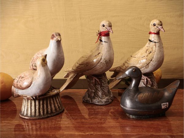 Quattro volatili in terracotta smaltata e metallo  - Asta La casa moderna - Associazione Nazionale - Case d'Asta italiane
