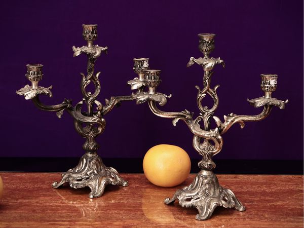 Coppia di candelabri in metallo argentato  - Asta La casa moderna - Associazione Nazionale - Case d'Asta italiane