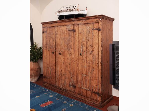 Armadio rustico in legno tenero  - Asta La casa moderna - Associazione Nazionale - Case d'Asta italiane