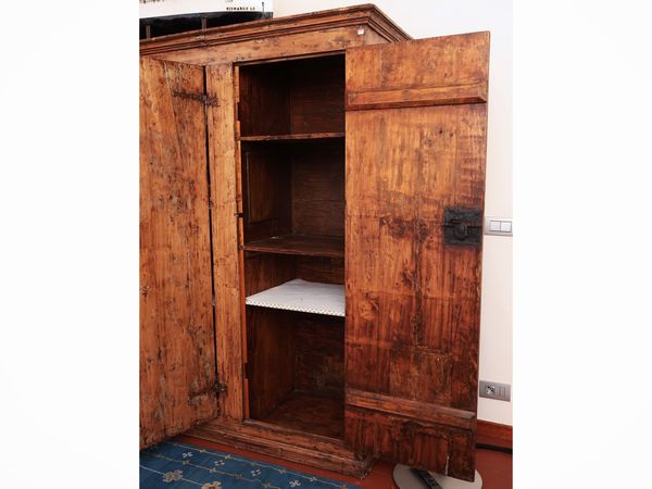 Armadio rustico in legno tenero  - Asta La casa moderna - Associazione Nazionale - Case d'Asta italiane
