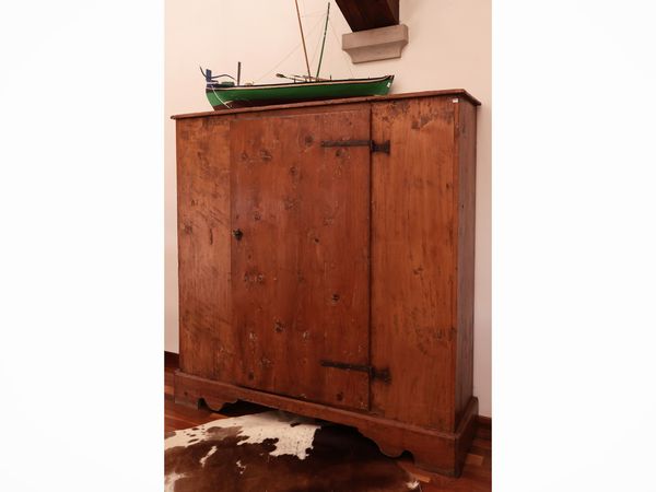 Armadio rustico in legno tenero  - Asta La casa moderna - Associazione Nazionale - Case d'Asta italiane