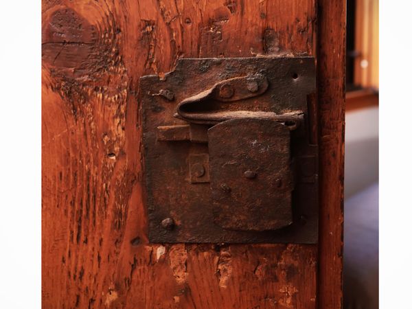 Armadio rustico in legno tenero  - Asta La casa moderna - Associazione Nazionale - Case d'Asta italiane