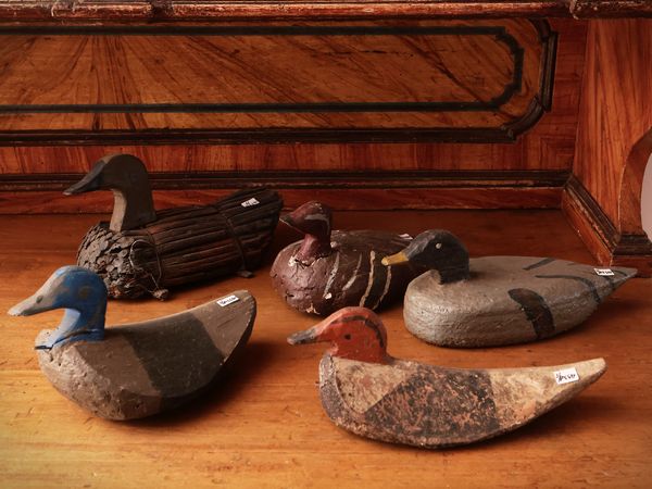 Cinque anatre in legno per richiamo di caccia  - Asta La casa moderna - Associazione Nazionale - Case d'Asta italiane