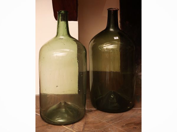 Due grandi fiasche in vetro verde di Empoli  - Asta La casa moderna - Associazione Nazionale - Case d'Asta italiane