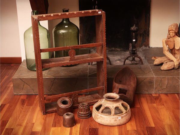 Piccola etagere rustica pensile in legno intagliato  - Asta La casa moderna - Associazione Nazionale - Case d'Asta italiane