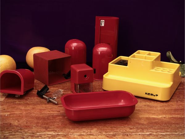 Accessori da scrivania in plastica rossa e gialla  - Asta La casa moderna - Associazione Nazionale - Case d'Asta italiane