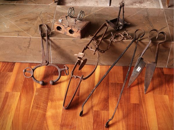 Assortimento di antichi attrezzi in ferro  - Asta La casa moderna - Associazione Nazionale - Case d'Asta italiane