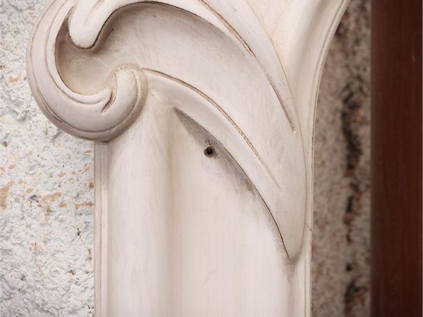 Grande cornice in legno intagliato e laccato bianco  - Asta La casa moderna - Associazione Nazionale - Case d'Asta italiane