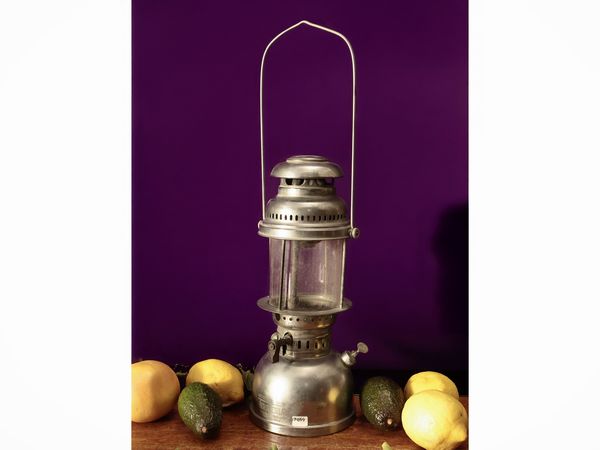 Lanterna a olio in metallo, Tirrenia  - Asta La casa moderna - Associazione Nazionale - Case d'Asta italiane