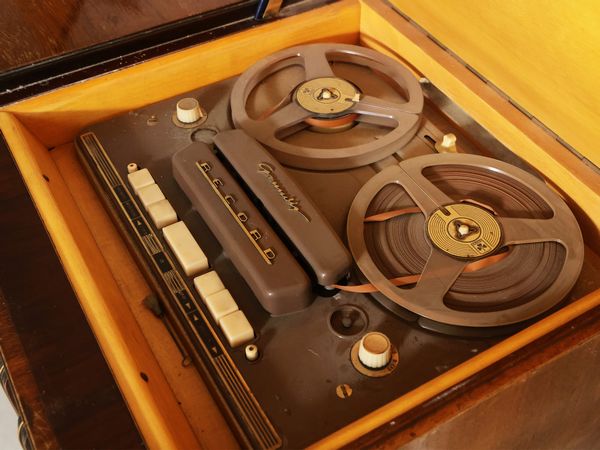 Mobile radio Grundig 8055-56 D-KLang  - Asta La casa moderna - Associazione Nazionale - Case d'Asta italiane